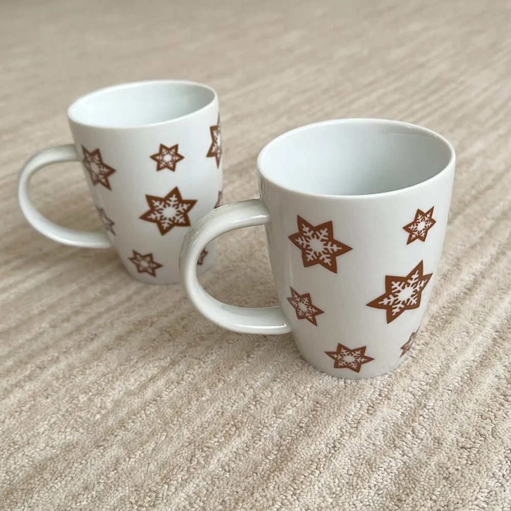 Set of 2 Crate & Barrel GINGERBREAD MAN Skating Snowflakes Coffee Cup Mug 4 1/2